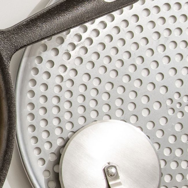 Thermalloy Aluminum Perforated Pizza Tray