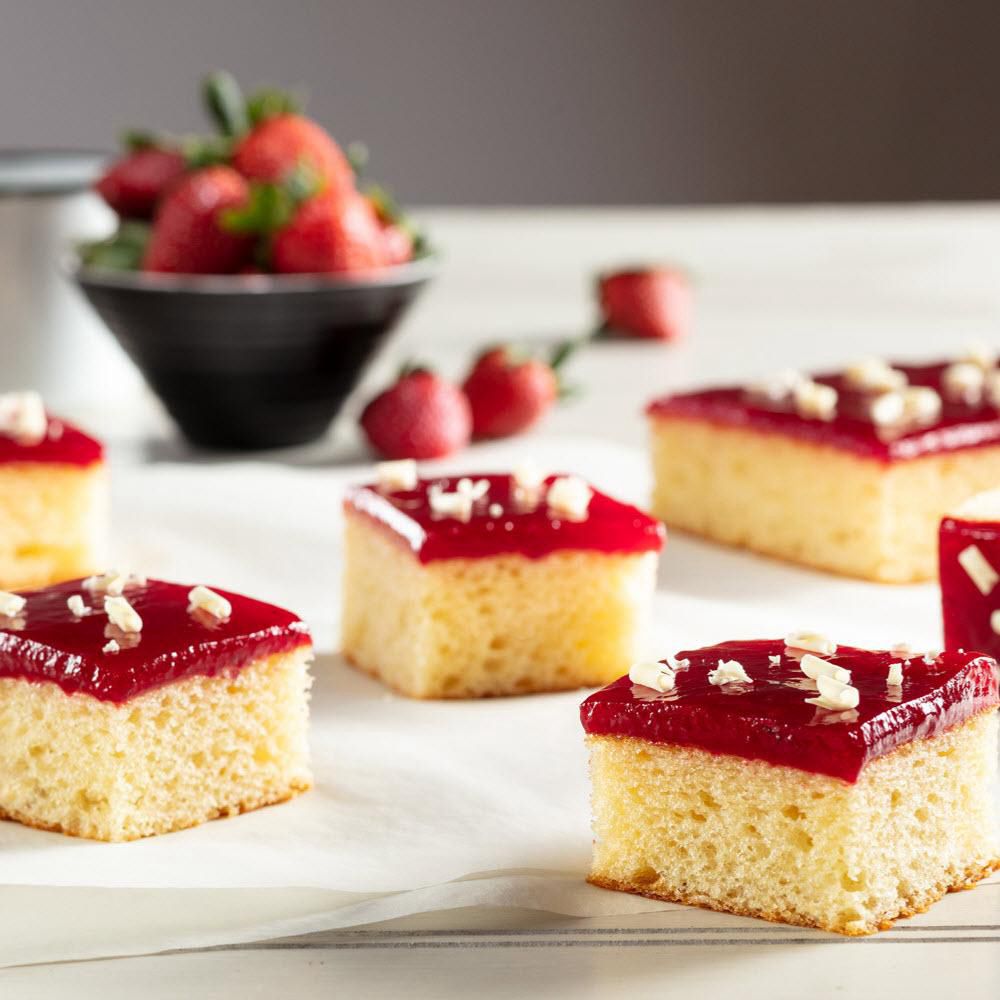 Martin Dessert Gâteau Aux Fraises Non Coupé Avantageux, 12 X 16 Po